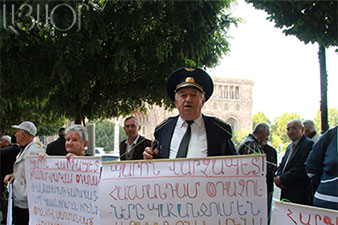 Демонстранты требуют встречи с премьером Армении