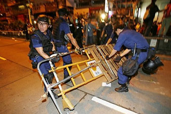 Демонстранты в Гонконге сооружают новые баррикады после стычек с полицией