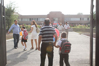 В школах Армении начались осенние каникулы