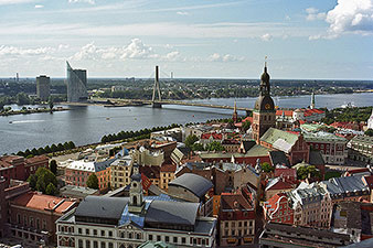 Власти Латвии временно запретили выдачу ВНЖ россиянам