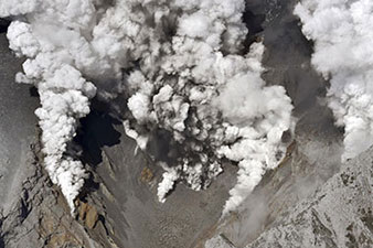 На юге Японии объявлена тревога из-за проснувшегося вулкана
