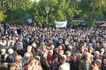 На площади Свободы в Ереване проходит очередной совместный митинг «тройки» 