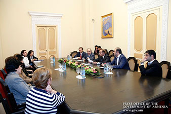 Prime minister receives Yerevan residents affected by urban development 