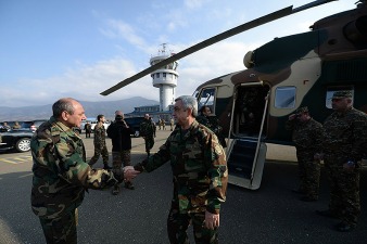 Вертолет президента Армении приземлился в аэропорту Степанакерта 