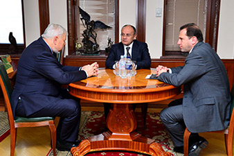Глава Минобороны Армении принял посла Анджея Каспршика