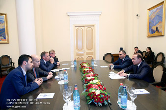 Armenian prime minister receives director of French Saur Company 