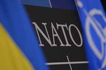 НАТО и Украина начали консультации по сотрудничеству в 2015 году