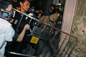 Six arrested after Hong Kong protesters smash into government headquarters