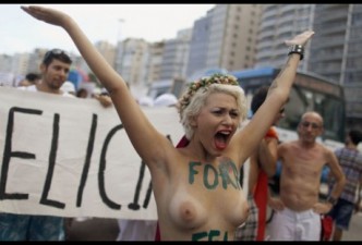 Активистка Femen взобралась на алтарь собора в Страсбурге