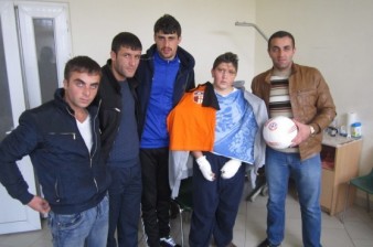 Գյումրեցի ֆուտբոլիստներն այցելել են Շիրակի սարսափելի ավտովթարից տուժած 13-ամյա Էդմոն Սիմոնյանին