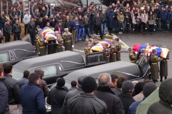 Եռաբլուրում հուղարկավորում են Ադրբեջանի կողմից խոցված ուղղաթիռի անձնակազմի անդամներին