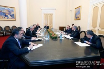 Armenian PM holds consultation with regional governors