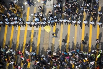 В Гонконге при разгоне лагеря демонстрантов арестованы лидеры