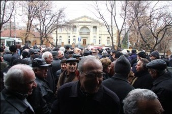 Presidential staff chief Vigen Sargsyan to receive Nairit workers