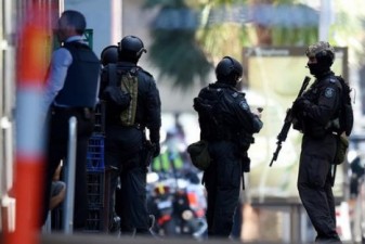 Австралийская полиция начала переговоры с захватчиком в кафе в центре Сиднея