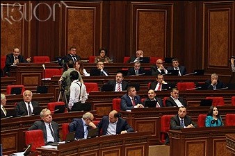 Парламентская оппозиция собрала подписи для проведения внеочередного заседания
