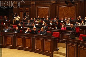 Парламентское большинство провалило инициированное оппозицией внеочередное заседание