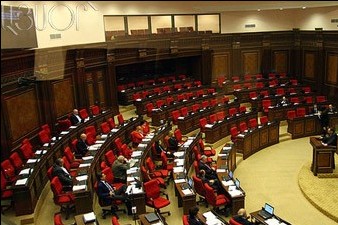 Парламентская оппозиция пытается созвать сегодня внеочередное заседание НС