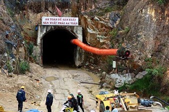 Vietnam tunnel collapse traps 12 workers underground