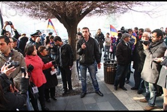 Перед зданием правительства Армении проходит акция протеста против роста цен и девальвации драма
