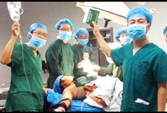 Chinese hospital disposes doctors taking selfies by operating table