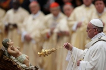 Pope Francis makes Christmas call to Iraqi refugees