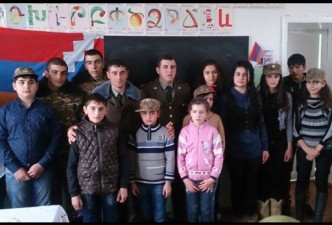Ասկերանի շրջանի դպրոցներից մեկի աշակերտները շնորհավորում են զինվորներին. Լուսանկարներ, տեսանյութ