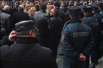 Disgruntled businessmen protest outside Armenian presidential residence