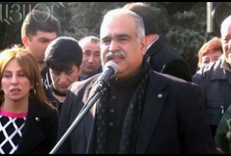 Raffi Hovannisian makes an appeal to Armenian police chief