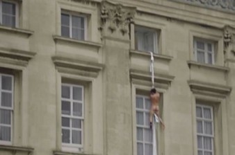 Ամբողջովին մերկ բրիտանացին իջել է Բուքինգհեմյան պալատի պատուհանից