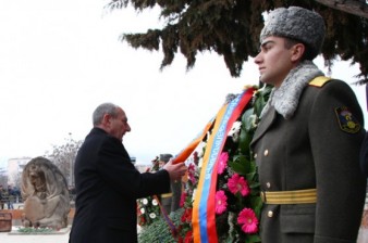 Президент НКР возложил цветы к памятнику жертвам Сумгаитских погромов