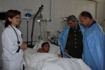 Armenian defense minister visits Central Military Hospital
