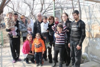 Բանաստեղծ Հովհաննես Ղազարյանը իր 14 հոգանոց ընտանիքով հայտնվել է փողոցում