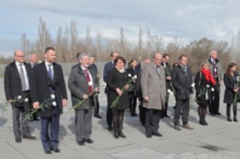 Parliamentary Assembly of La Francophonie delegation visits Armenian Genocide Memorial