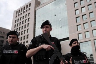 2 զինված անձ ներխուժել է Թուրքիայի իշխող կուսակցության գրասենյակ