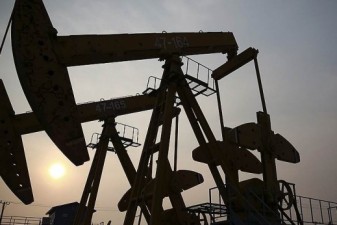 Цены на нефть снижаются после резкого подорожания накануне