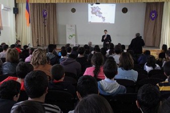 VivaCell-MTS General Manager Ralph Yirikian delivers lecture at school with special profile in physics and mathematics