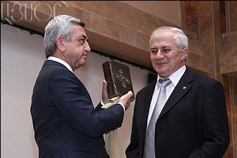 Президент Армении передал Институту древних рукописей «Матенадаран» Красное Евангелие