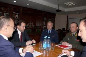 Министр обороны Армении принял командующего 102 российской базы
