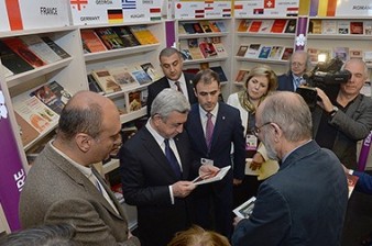 Armenian President tours book and photo exhibitions on Genocide as part of global forum