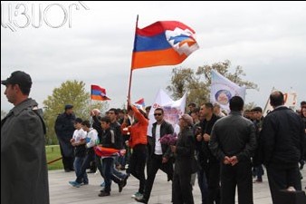 Ten young people from Artsakh make pilgrimage to Tsitsernakaberd