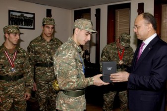 Armenia’s defense minister meets with athlete--servicemen
