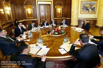 Armenian PM discusses economic development