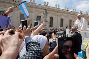 Папа Римский призвал ликвидировать «скандальную» разницу в зарплатах мужчин и женщин