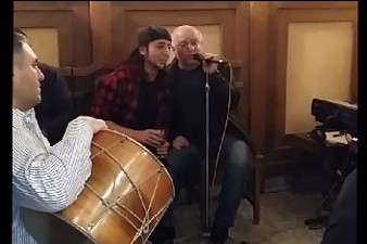 Տարոն Մալաքյանը (SOAD) երգում է «Տարիները անցան» երգը հայ երաժիշտների հետ