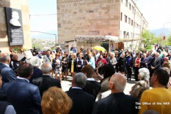 Президент НКР присутствовал на церемонии открытия барельефа известного поэта Грачья Бегларяна