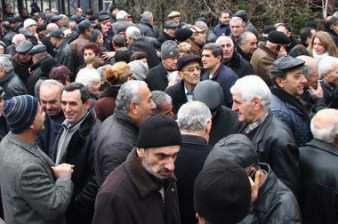 Сотрудники завода «Наирит» провели акцию протеста перед резиденцией президента Армении