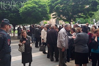 Nairit employees start sit-in outside Government Building