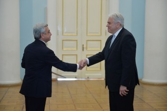 Посол ЮАР вручил верительные грамоты президенту Армении