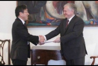 Newly-appointed Japanese ambassador hands copies of his credentials to Armenian FM